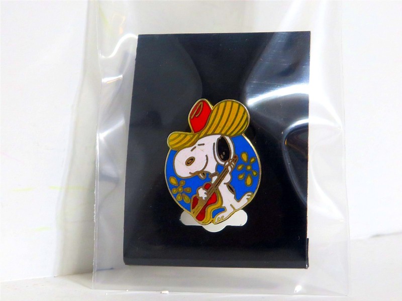 SNOOPY PEANUTS CHARLIE BROWN AVIVA CLOISONNE JEWELRY VINTAGE PIN FIGURE 1975