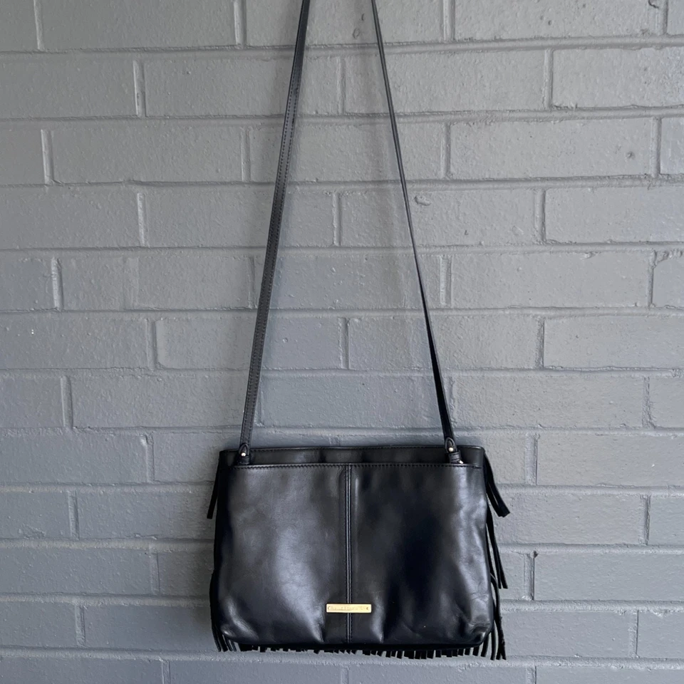 Bolsa tiracolo VINCE CAMUTO Riqui preta camurça franja couro embreagem boêmia - Imagem 2 de 4