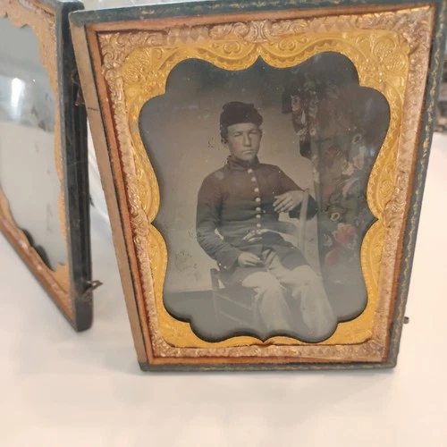 ORIGINAL CIVIL WAR PERIOD / LOT OF 2 FRAMED UNION SOILDER TIN TYPE PHOTOS.