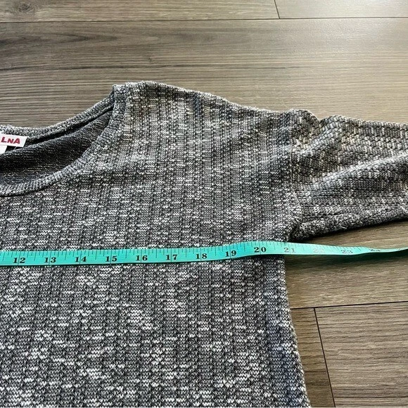 Anthropologie LNA Womens Grey Knit Rounded Hem Long Sleeve Size Medium - Image 4 of 4