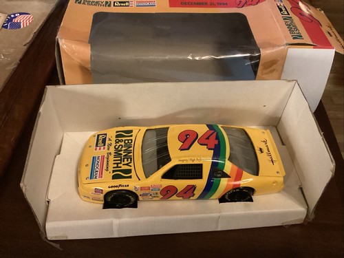Binney & Smith & Revell-Monogram Design #94 NASCAR In 1994 Sponsored By Hallmark - Picture 2 of 4