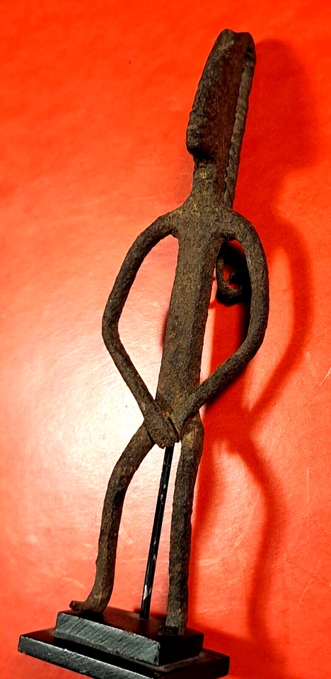 Ancienne STATUETTE Féminine Fer Forgé DOGON (Mali) travail de sculpture raffiné. - Photo 2/4