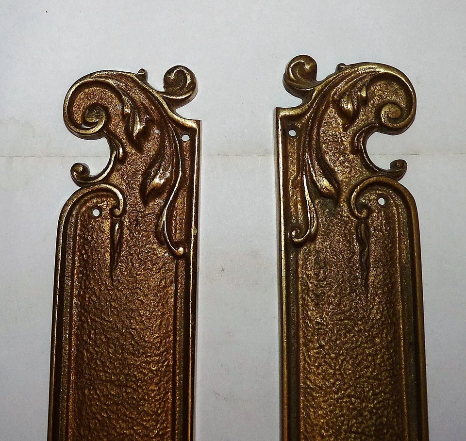 LOT DE 2 BELLES PLAQUES DE PROPRETE EN LAITON CISELEES TBE - Photo 2/3