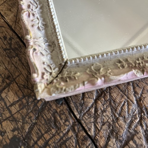 Specchio da appendere vintage c. 1940 deco legno gesso ornato vassoio vanità rosa e crema - Foto 3 di 11