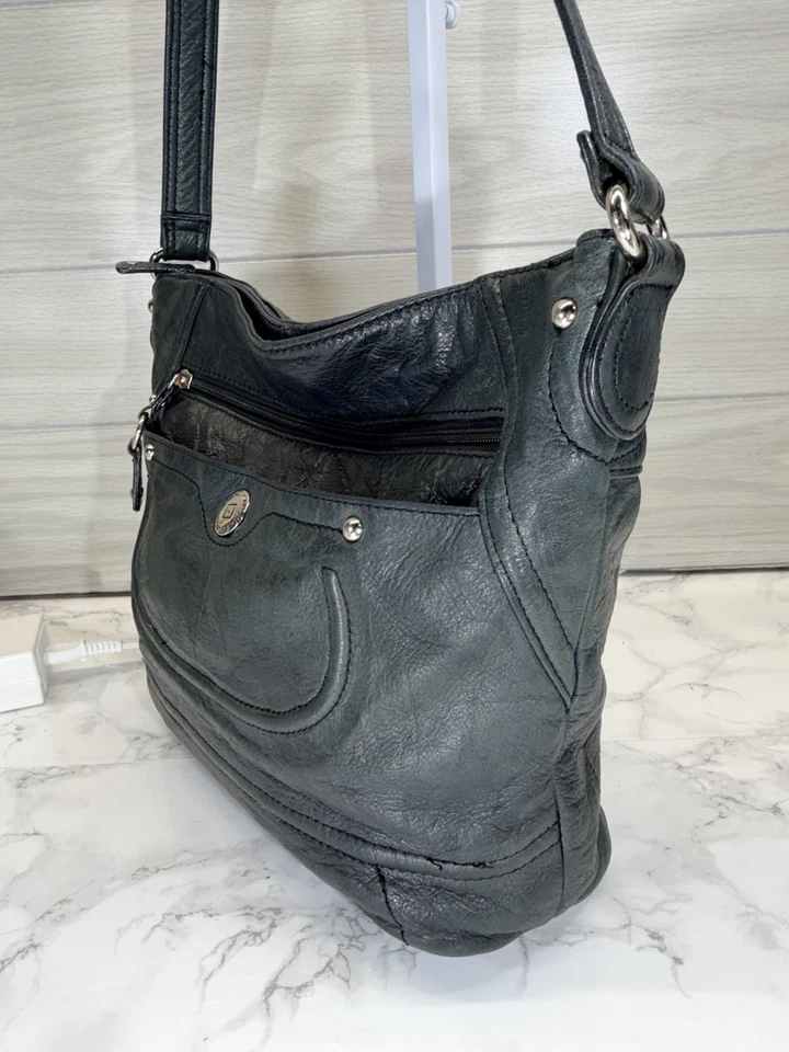 Bolso de hombro Stone Mountain de cuero negro con correa ajustable Foto 3 de 4