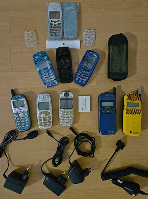 Kult-Handys im Konvolut     NOKIA ,ALCATEL, SAGEM mit reichlich Zubehör DEFEKT