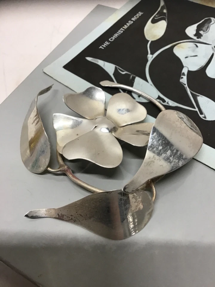 Escultura/adorno de metal gris firmado Ed 1979 vintage La rosa de Navidad 51/300 Foto 3 de 4