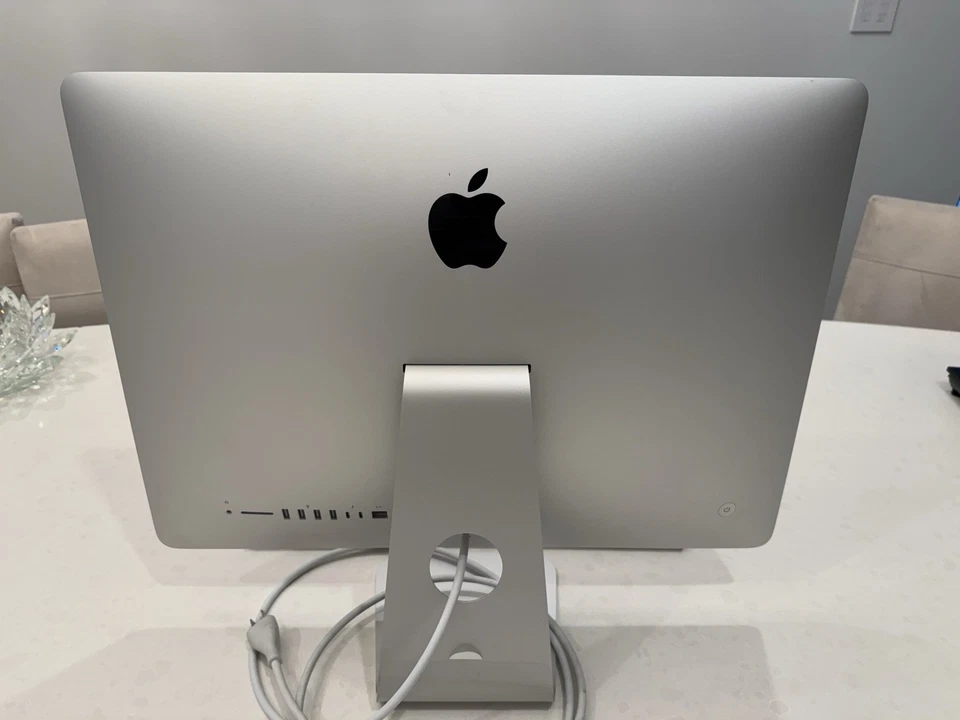 Apple iMac with 21.5in Retina 4K display (1TB HDD, Intel Core i3 8th Gen.... - Image 2 of 4