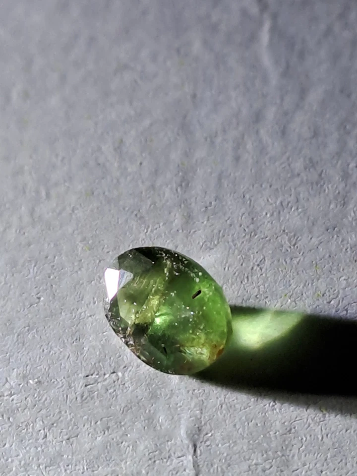 Alejandrita rusa 0,3 quilates documentada. VERDE CORTE OVALADO CAMBIO DE COLOR VERDE/ROJO Foto 2 de 4