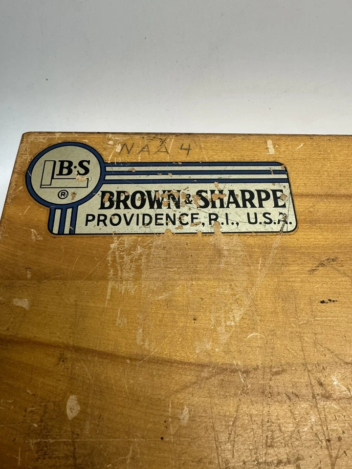 VINTAGE Brown & Sharpe No. 586 Height Gauge 20" With Wooden Case  & Accessories - Image 3 of 4