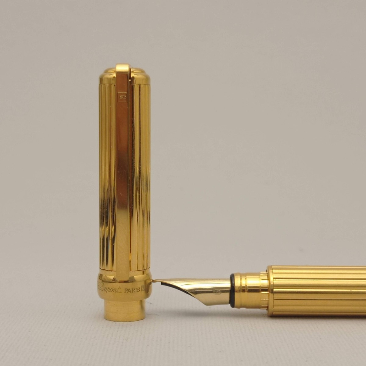 S.T. DUPONT Gatsby Pinstripe Gold Plated Fountain Pen 18k M Nib