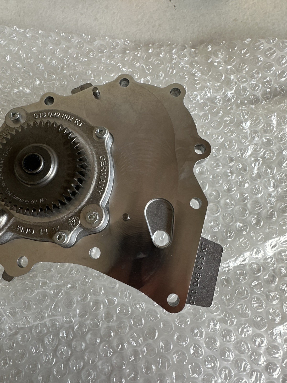Bentley 0P2121014H is a primary engine water pump designed for high-performance