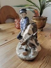 Royal Copenhagen schöne Porzellanfigur Junge mit Kalb Nr. 772