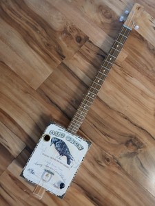 WEEKLYHOUSE CIGAR BOX GUITAR ACOUSTIC ELECTRIC 3 STRING  Old Crow