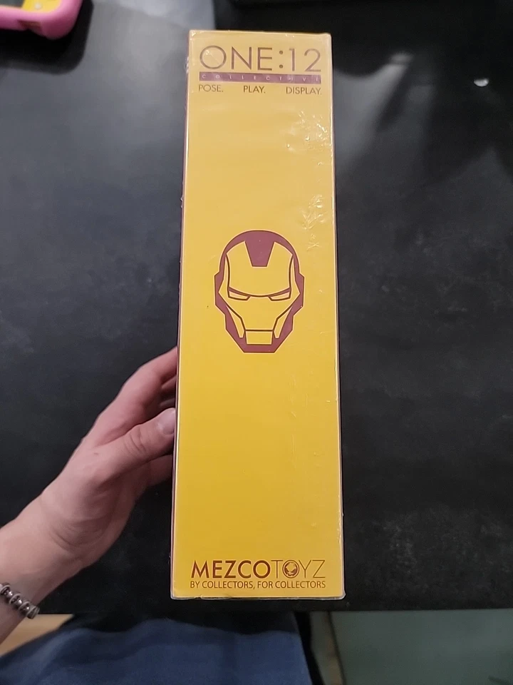 Boneco de ação Mezco One: 12 Collective Marvel The Invincible Iron Man caixa aberta  - Imagem 2 de 4