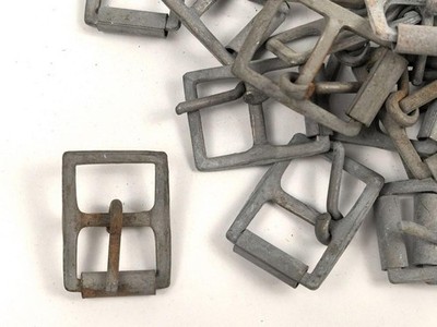 Metallbeschlag aus Wehrmachtsbeständen. Eisen, 24 x 32mm, sie erhalten ein ( 1 )