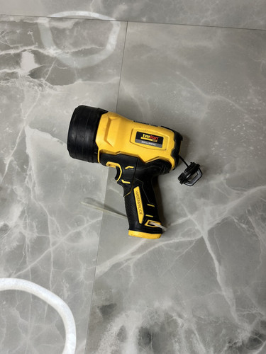 EverStart Maxx Wiederaufladbarer Strahler 800 Lumen Wasserdicht USB - Stuck Trigger - Bild 3 von 4
