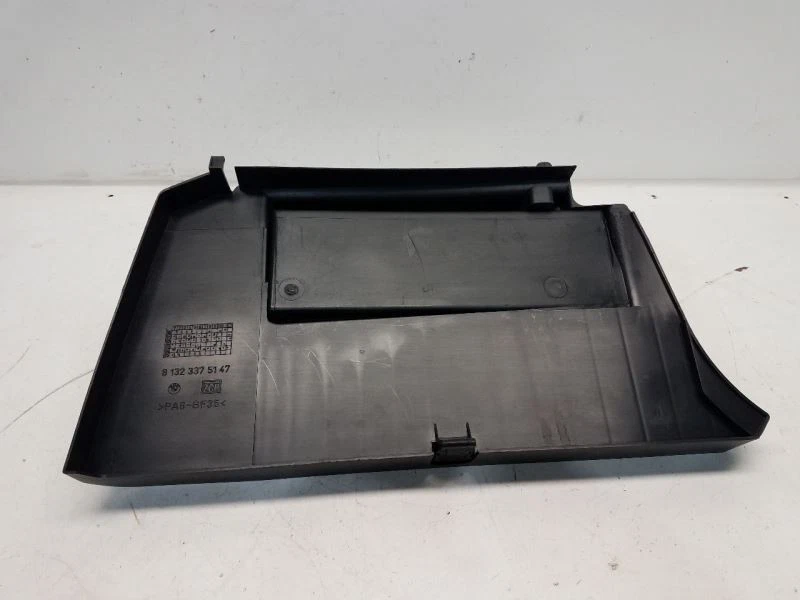 1995 BMW 318I (1.8L / 5MT / 2 portas) tampa da caixa de bateria PN: 81323375147 - Imagem 3 de 4