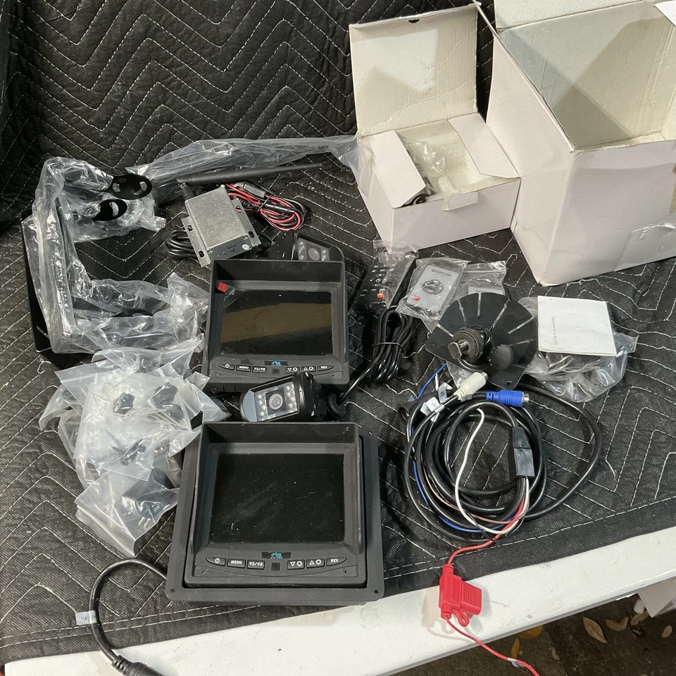 RVS Systems KIT With 2 Cameras Color Screen Monitor & Back Up Camera RVS-7706033 - Image 2 of 3