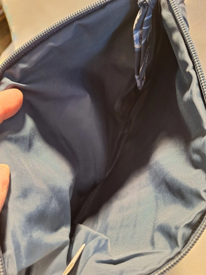 Bolsa cosmética Waverly acolchoada azul floral com zíper - Imagem 4 de 4