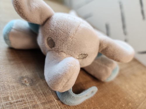 Le Bebe Favorite Mini Peluche Portaciuccio Snap It On Grigio Blu Elefante Binky - Foto 6 di 12