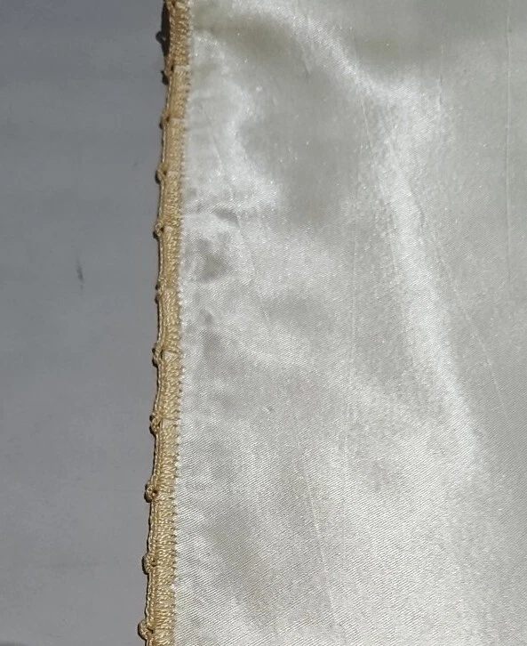 ANTIGUO VESTIDO DE BAUTIZO INFANTIL SATINADO SOMBRERO MANTA CON ENCAJE BORDADO HERMOSO Foto 4 de 4