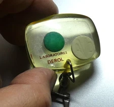 Ancien porte clé inclusion bourbon Médicament Cachet Laboratoire Derol. An.60