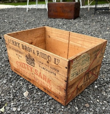 Vintage CUTTY SARK Scotch whisky Wooden Box - Clean! W/ Affixed Tax Paper Label