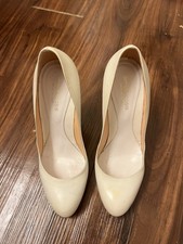 White Leather Sergio Rossi pumps featuring a round toe design. Size 37