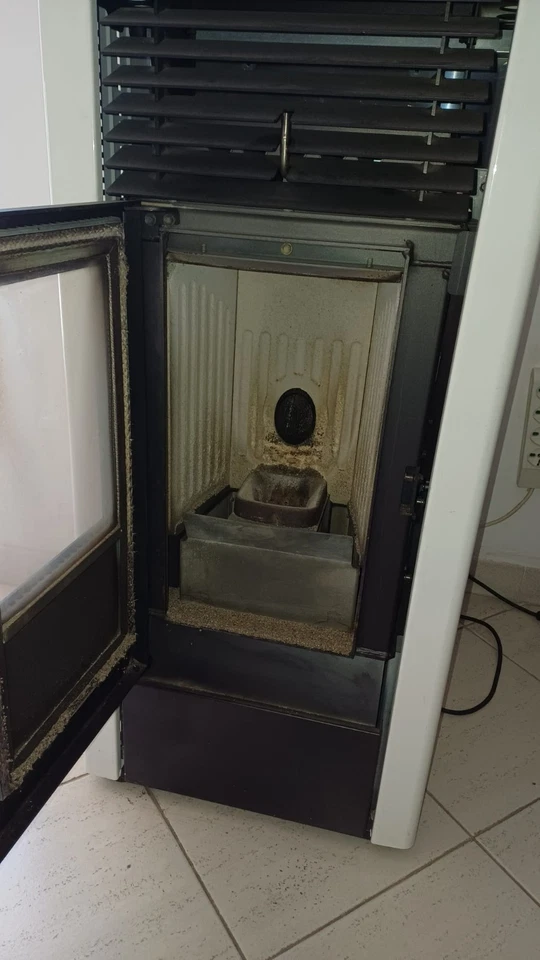 stufa a pellet Ravelli mod.R70 7 Kw mis 44X44 h=94 no idro adatta per mq 50,00 - Immagine 2 di 4