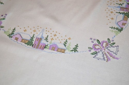 PRETTY IN PURPLE CHRISTMAS VILLAGE ! VINTAGE GERMAN LINEN BLEND TABLECLOTH - Picture 10 of 12