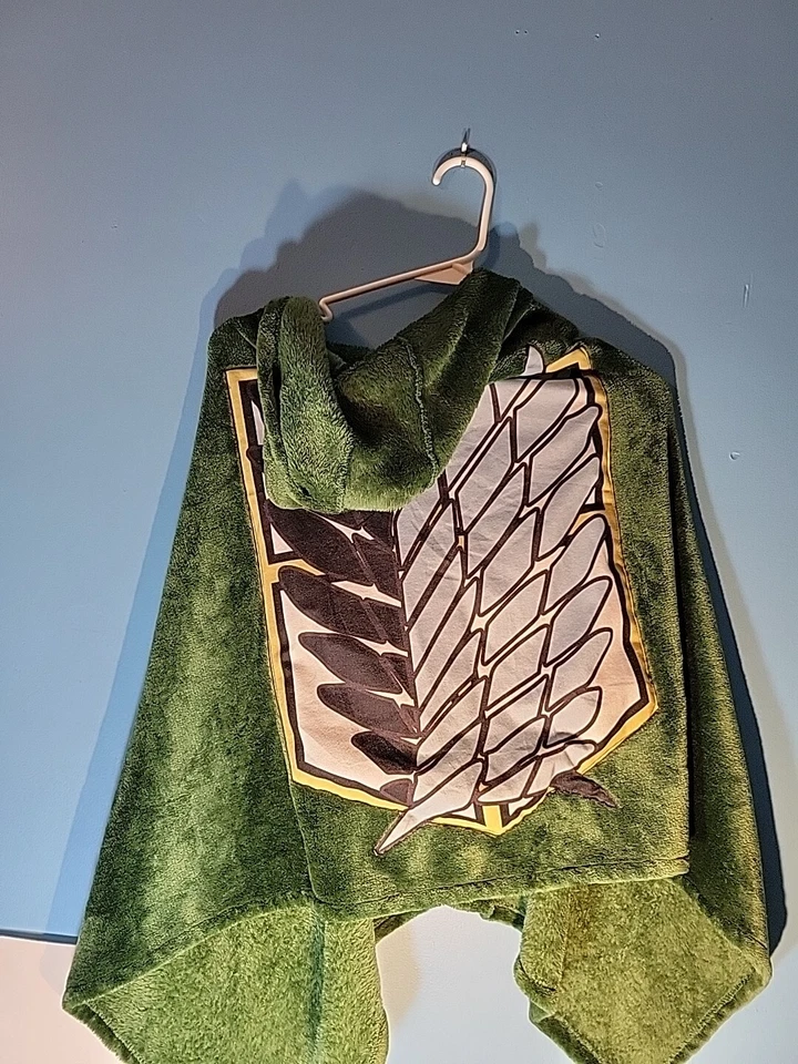 Toalla de baño Attack On Titan de vellón difuso con capucha Foto 4 de 4