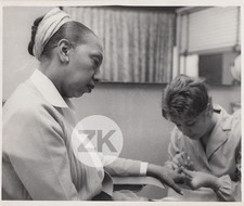 JOSEPHINE BAKER Music-Hall MANICURE Beauty Care Hands Photo 1950s