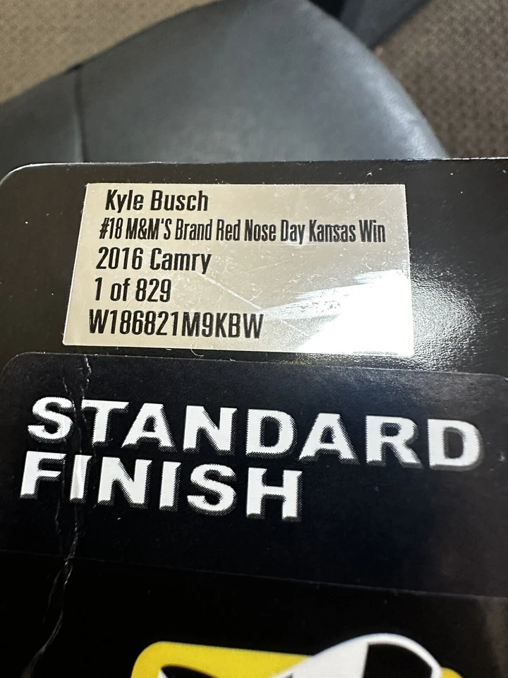 *Autografiado* Raro 2016 Kyle Busch M&M Red Nose Day Kansas Win versión de carreras Foto 2 de 4