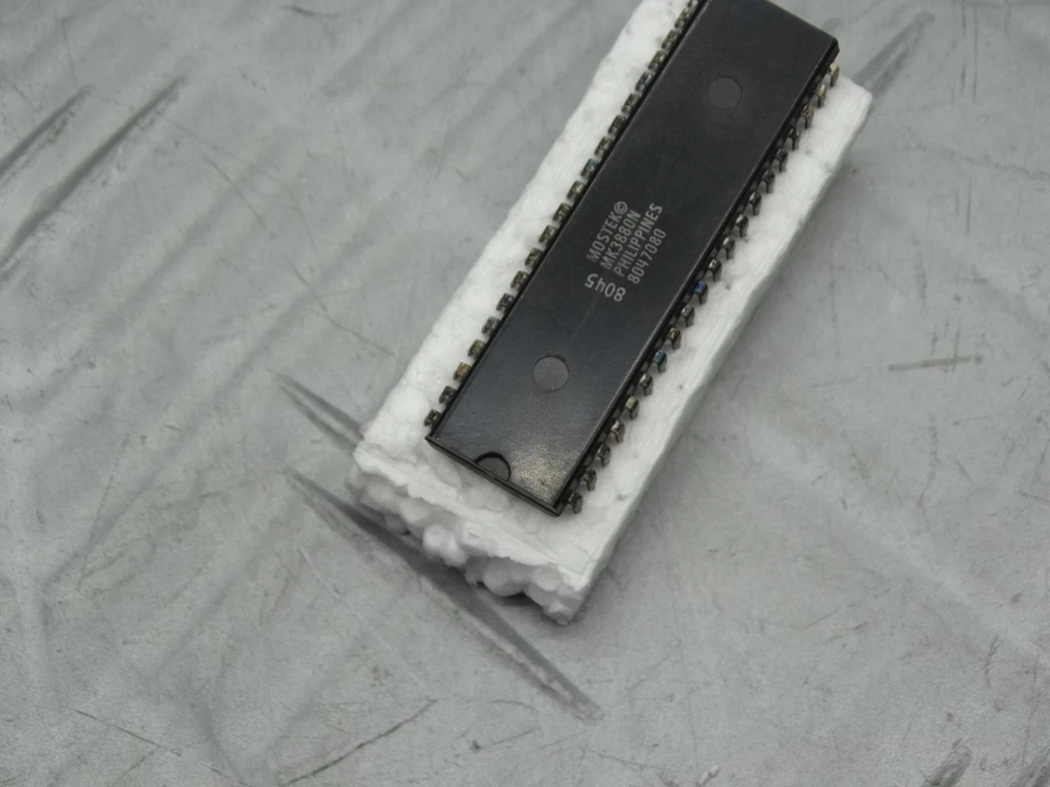 Mostek MK3880N 40-Pin Computer Chip 8047080 / 8045 - Image 3 of 4