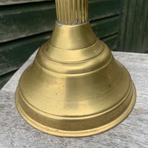 Lámpara de aceite vintage de doble quemador, pedestal de columna de latón adornado - Imagen 2 de 10