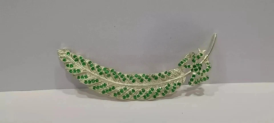 Impresionante Broche Pluma Pin 1.8Ct Redondo Simulado Esmeralda Chapado en Oro Amarillo 14k