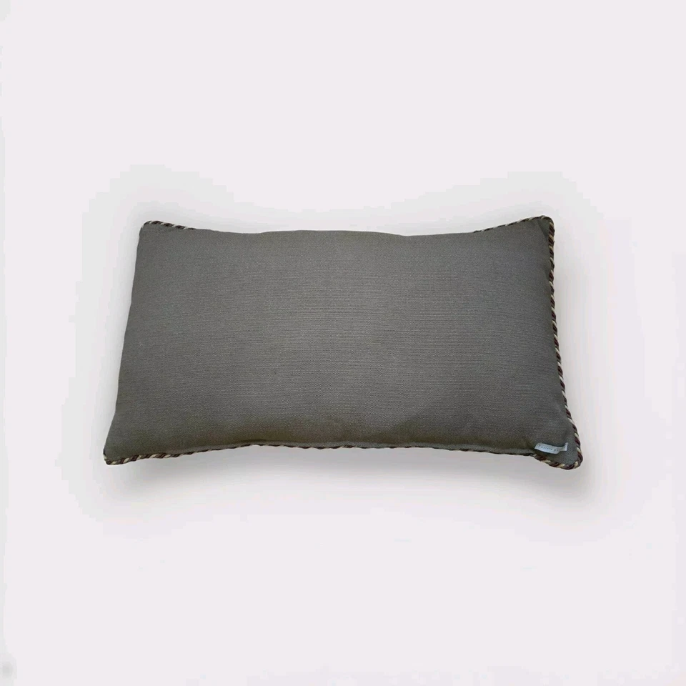 Almohada de jacquard dorada y roja Eastern Accents con ribete trenzado 35" X 20" Foto 2 de 4