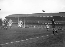 American Pete Dawkins throws a line out ball over arm whilst playi- Old Photo 1