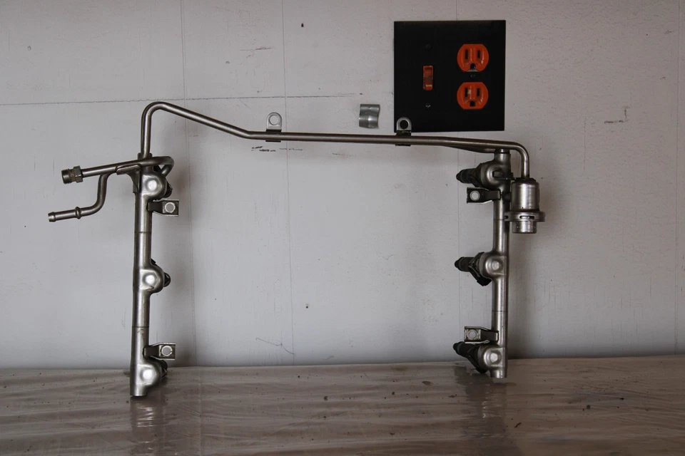 Топливная рейка с инжектором 2002 - 2005 Audi A4 - Изображение 2 из 4