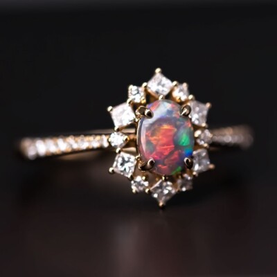 Princess Diamant Halo Verlobungsring mit australischem schwarzem Opal 18K Gelbgold