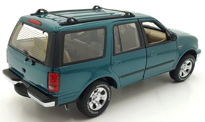 UT Models 1/18 Scale Diecast 22717 - Ford Expedition Regular XLT Metallic Green - Image 2 of 4