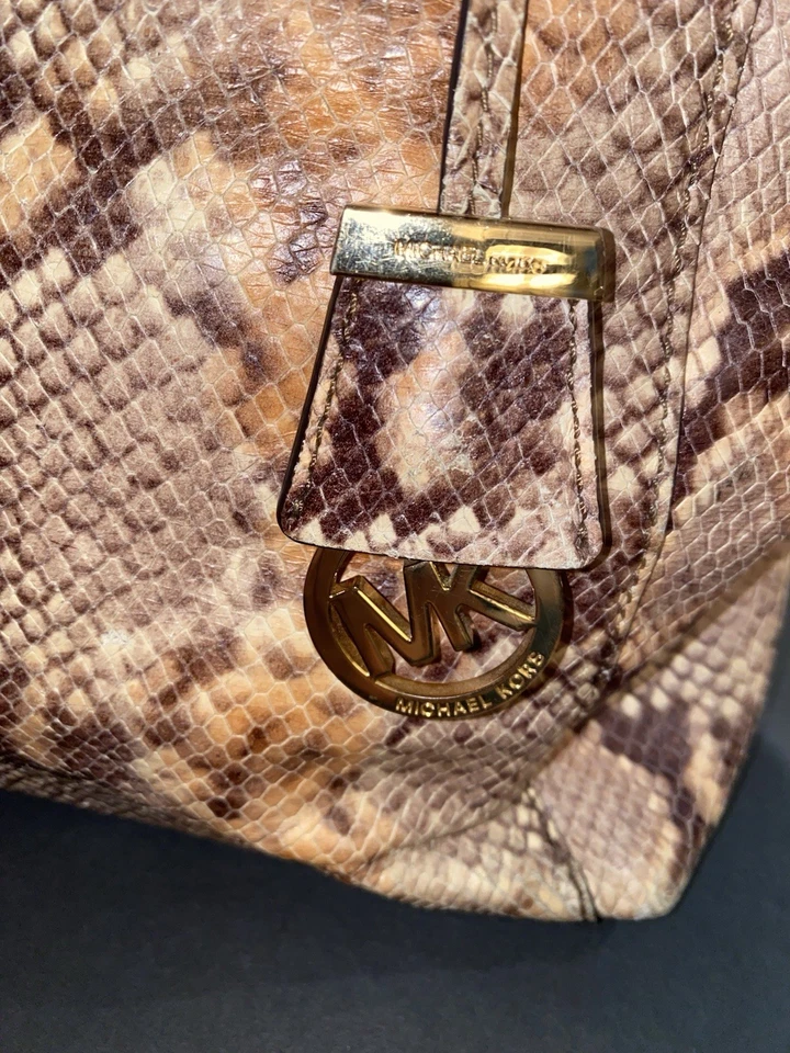 Bolso de hombro Michael Kors Riley beige pitón cuero en relieve Foto 3 de 4