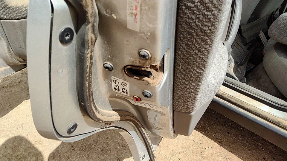 00-05 Pestillo de puerta trasera izquierda conductor Saturn L100 con varillas/cables trasero OEM 90584739 Foto 4 de 4