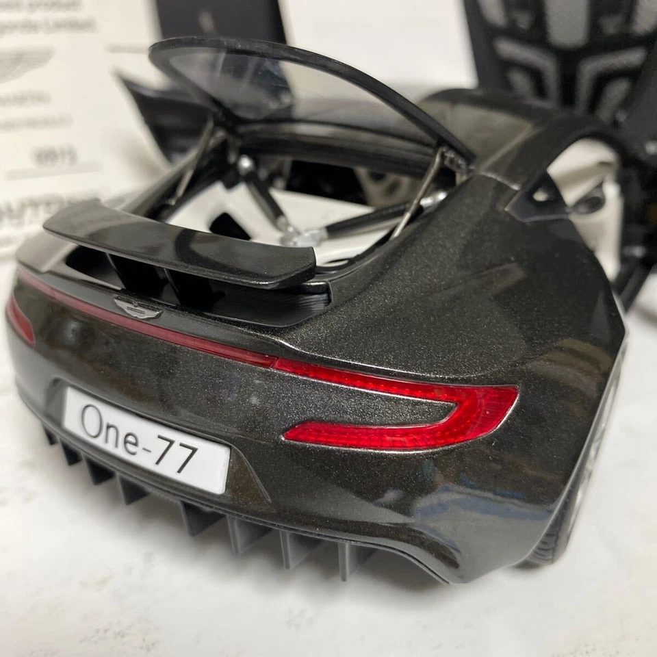 AUTOart 1/18 Aston Martin ONE 77 Signature Series modello pressofuso grigio s... - Immagine 4 di 4
