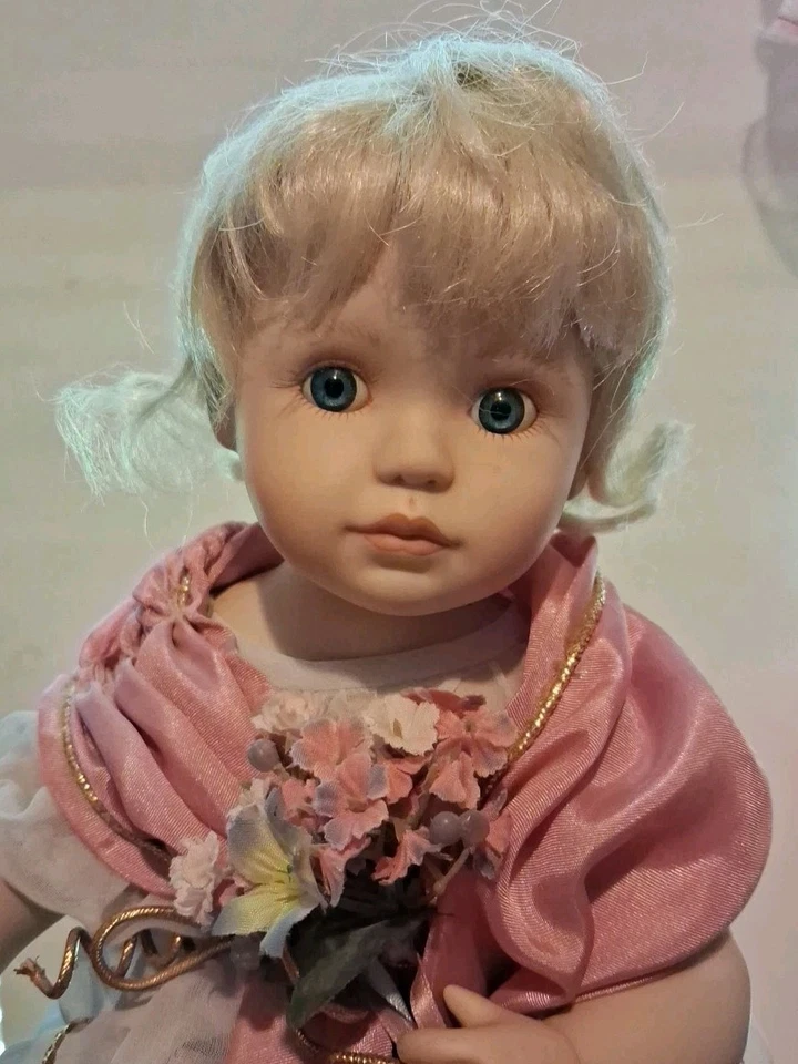 Фарфоровая кукла Arielle — The Spring Angel из коллекции Little Bit Of Heaven - Изображение 2 из 4