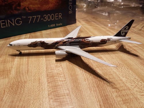 Phoenix Models Air New Zealand B 777-319ER 1:400 The Desolation of Smaug ZK-OKO - Picture 5 of 8