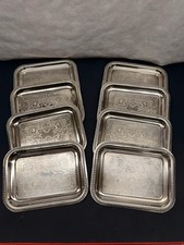 Lot de 8 plateaux décoratifs – Métal travaillé