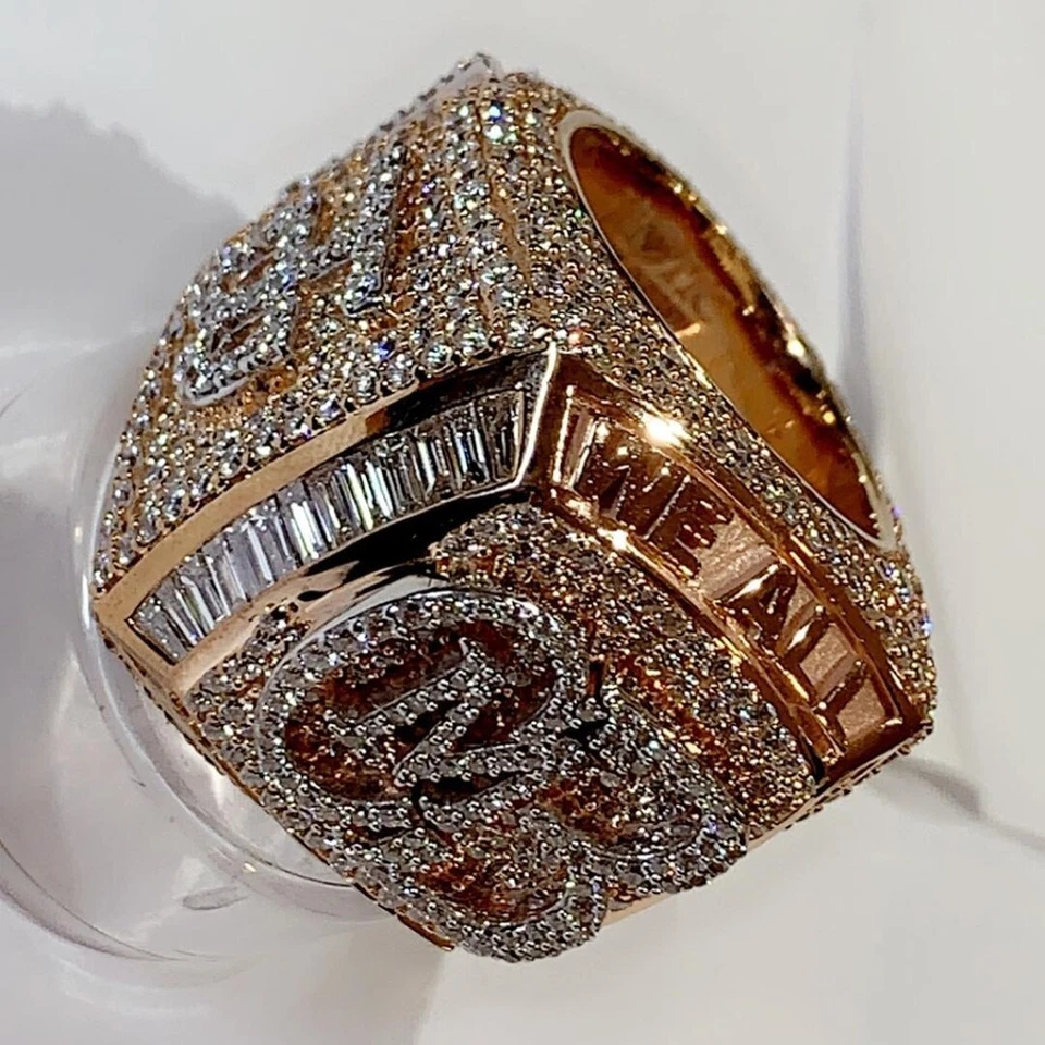 Anillo de hombre con letra personalizada de moissanita real de corte redondo de 5 quilates enchapado en oro rosa de 14 quilates Foto 2 de 4