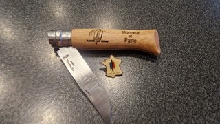 Opinel N°8 inox manche gravé pin's
